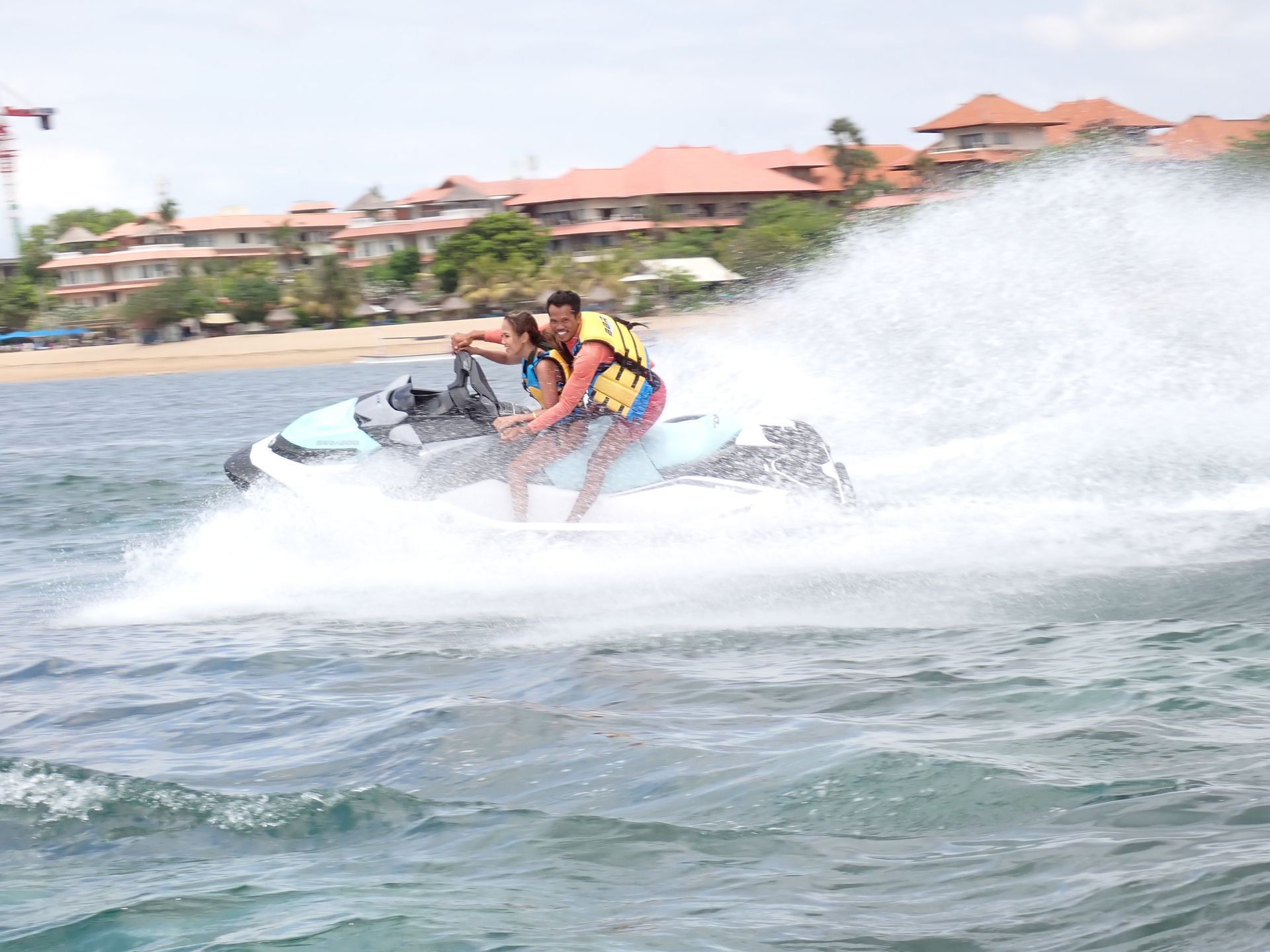 Instruktur watersports profesional di Aqua Bliss